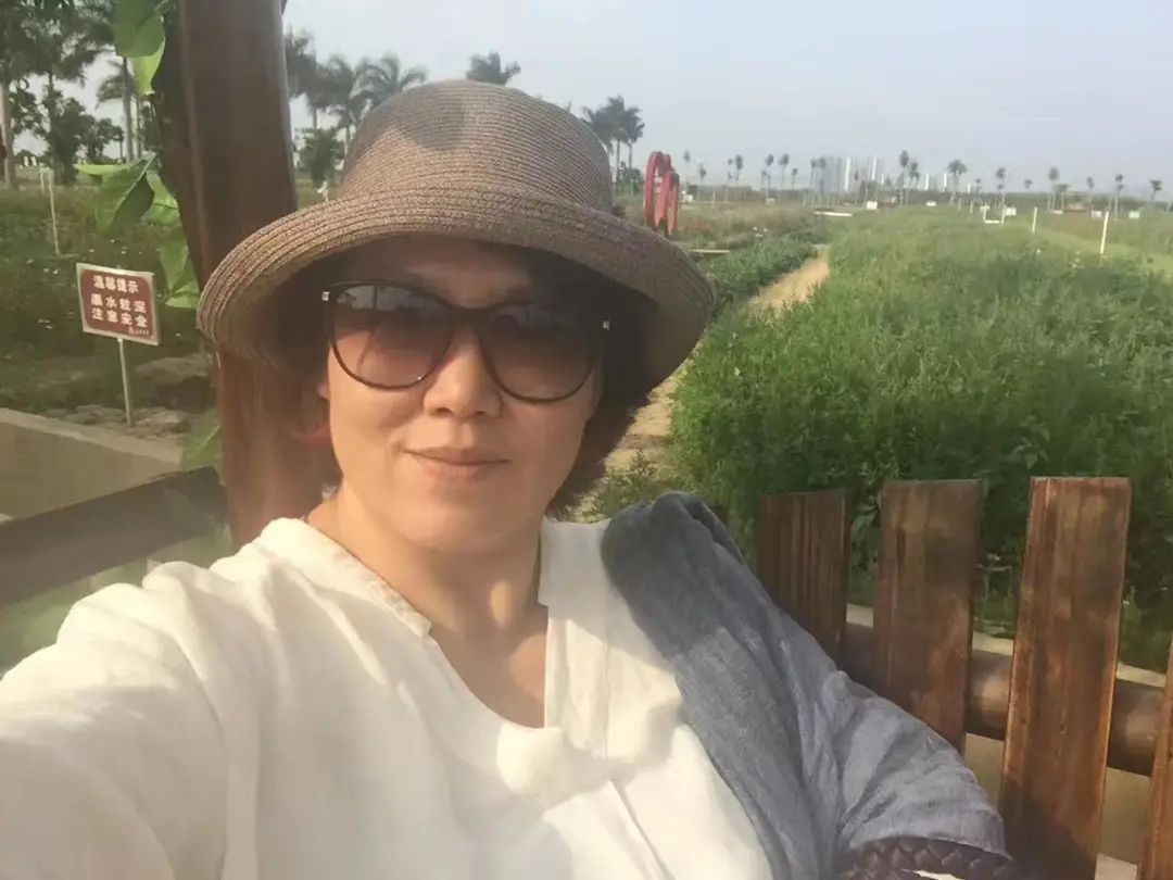 58歲的她，自駕房車旅居，一人兩犬，活成了自己喜歡的樣子